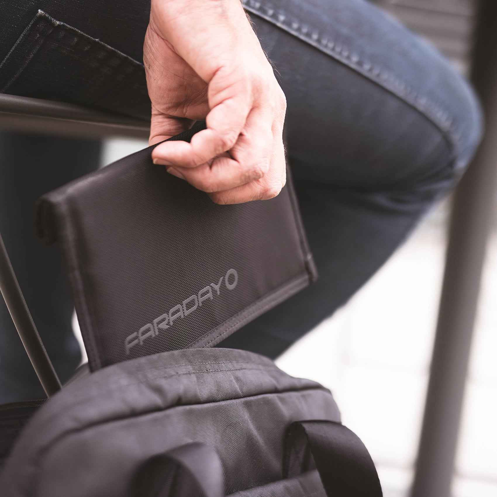 JACKET Pro CORDURA® Faraday Phone Bag - Magnetic Closure - Signal Blocking