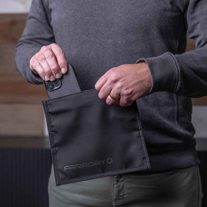 JACKET Pro CORDURA® Faraday Phone Bag - Magnetic Closure - Signal Blocking