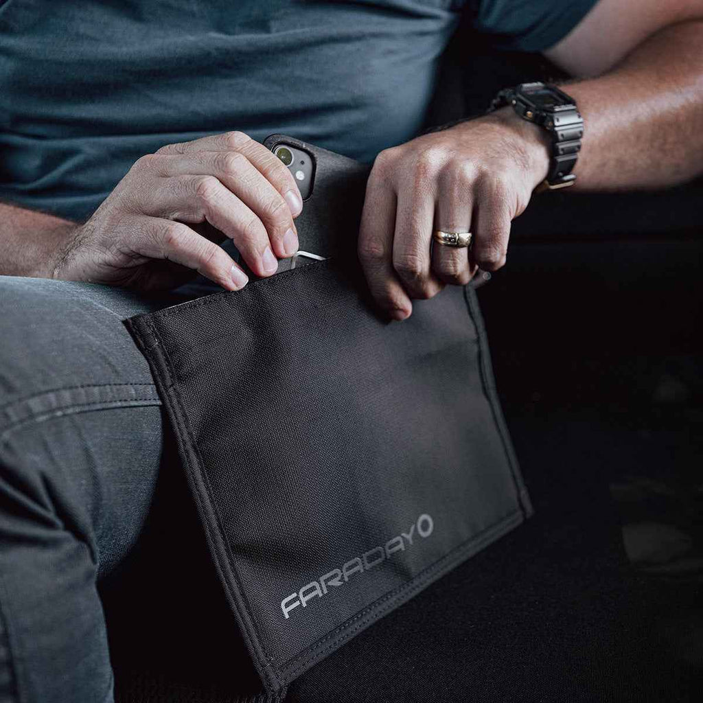 JACKET Pro CORDURA® Faraday Phone Bag - Magnetic Closure - Signal Blocking